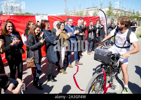 Nastro rosso Tour: Jeremy Chalon arriva a Lione (Francia) dopo un 1600km lungo tour in bicicletta di Francia tenutosi a sensibilizzare la gente alla lotta contro il VIH Foto Stock