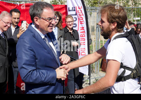 Nastro rosso Tour: Jeremy Chalon arriva a Lione (Francia) dopo un 1600km lungo tour in bicicletta di Francia tenutosi a sensibilizzare la gente alla lotta contro il VIH Foto Stock