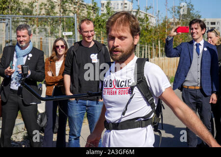 Nastro rosso Tour: Jeremy Chalon arriva a Lione (Francia) dopo un 1600km lungo tour in bicicletta di Francia tenutosi a sensibilizzare la gente alla lotta contro il VIH Foto Stock