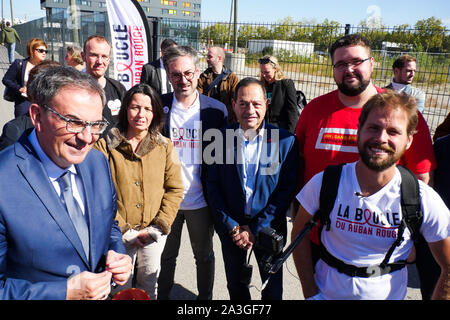 Nastro rosso Tour: Jeremy Chalon arriva a Lione (Francia) dopo un 1600km lungo tour in bicicletta di Francia tenutosi a sensibilizzare la gente alla lotta contro il VIH Foto Stock