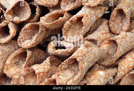 Biscotti con aggiunta di dolcificanti chiamato cannolo siciliano in Italia cibi tipici della Regione Sicilia Foto Stock