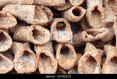 Sullo sfondo di un dolce biscotti fritti chiamato cannolo siciliano in Italia cibi tipici della Regione Sicilia Foto Stock