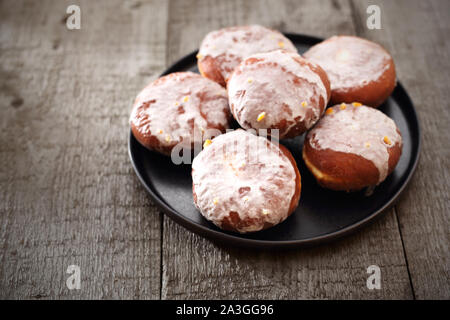 Ciambelle tradizionali di glassa farcite con marmellata di arance. Foto Stock