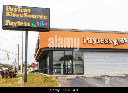 GASTONIA, NC, Stati Uniti d'America-6 OTT 2019: una chiusa Payless scarpa store. Foto Stock