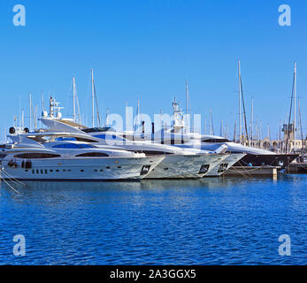 Crociere di lusso allineati sui posti barca nel porto di Alicante Marina Foto Stock