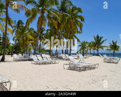 Spiaggia con palme e sabbia bianca e lettini davanti all'oceano, isola caraibica cayo levantado Foto Stock