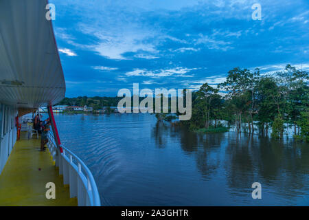 Una due giorni di viaggio in battello da Manaus a Tefé sul fiume Rio Amazonas o Rio Solimoes, la fine della stagione delle piogge, l'Amazzonia, Brasile, dell'America Latina Foto Stock