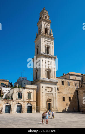 Il campanile della Cattedrale di Santa Maria Assunta (Chiesa di Santa Maria Assunta) su Piazza del Duomo a Lecce, Puglia (Puglia), Italia Meridionale Foto Stock