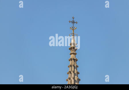 Elementi dorati e ferro battuto della croce sulla sommità del Saint Epvre Basilica, Francia Foto Stock