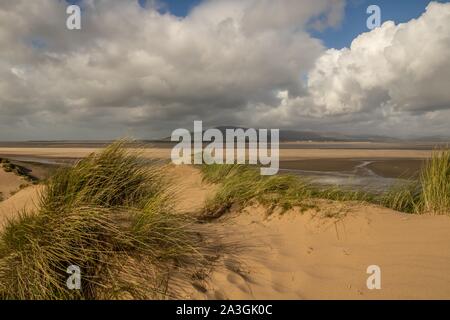 Haws Sandscale, Cumbria, Regno Unito. 8 ottobre 2019. Regno Unito Meteo. Sole e docce da Sandscale Haws Riserva Naturale Nazionale. Vista attraverso la Duddon Estuary verso il nero Combe e le lontane Lake District inglese. Credit:greenburn/Alamy Live News. Foto Stock