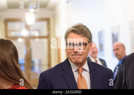 RIGA, Lettonia. 8 Ottobre, 2019. Rick Perry, segretaria degli Stati Uniti di energia. arriva a merting con Krisjanis KARINS ha, Primo Ministro della Lettonia. Gabinetto dei ministri della Lettonia. Credito: Gints Ivuskans/Alamy Live News Foto Stock