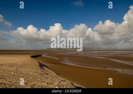 Haws Sandscale, Cumbria, Regno Unito. 8 ottobre 2019. Regno Unito Meteo. Sole e docce da Sandscale Haws Riserva Naturale Nazionale. Vista attraverso la Duddon Estuary verso il nero Combe e le lontane Lake District inglese. Credit:greenburn/Alamy Live News. Foto Stock