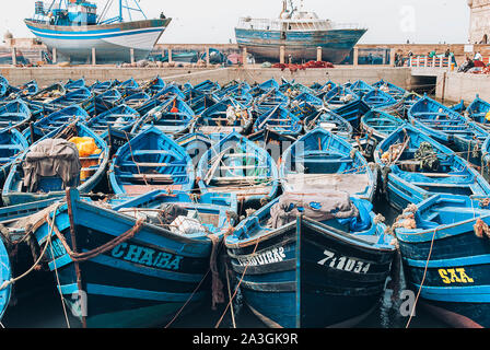 Essaouira, Marocco - 20 Settembre 2019: marocchina blu barche da pesca nel porto di Essaouira, vicino a Marrakech, Marocco Foto Stock