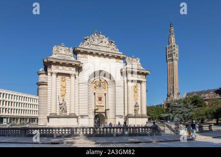 Francia, Nord, Lille, Porte de Paris con sullo sfondo il campanile del municipio sono classificati come patrimonio mondiale dall' UNESCO Foto Stock