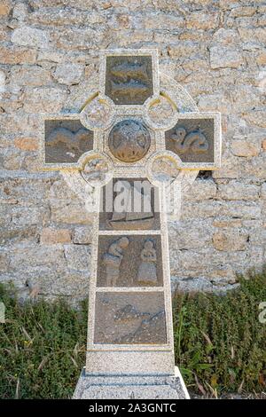 Francia, Finist?re (29), Plogoff, la Pointe du Raz, croix celtique regroupant les i simboli de la Bretagne Foto Stock