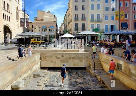 Francia, Aude, Narbonne, Place de l'Hotel de Ville, resti della Via Domitia in corrispondenza del fondo del Palais des Archeveques (gli Arcivescovi Palace) Foto Stock