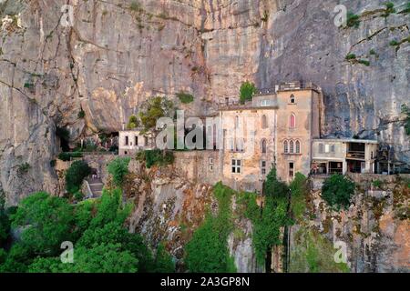 Francia, Var, Piano d'Aups Sainte Baume, Sainte Baume massiccio, la grotta santuario di Sainte Marie-Madeleine (St. Maria Maddalena) (vista aerea) Foto Stock