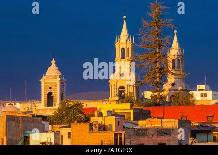 Il Perù, Arequipa, o Città Bianca, registrati dall UNESCO Patrimonio dell umanità, centro coloniale, la cattedrale di Notre Dame Foto Stock