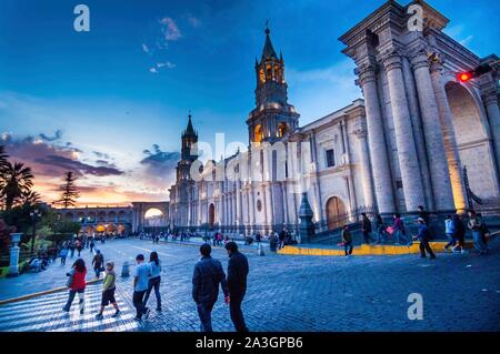 Il Perù, Arequipa, o Città Bianca, registrati dall UNESCO Patrimonio dell umanità, centro coloniale, Plaza de Armas e la Cattedrale di Notre Dame Foto Stock