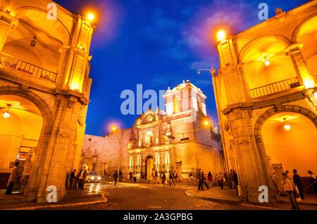 Il Perù, Arequipa, o Città Bianca, registrati dall UNESCO Patrimonio dell umanità, centro coloniale, Plaza de Armas e la Cattedrale di Notre Dame Foto Stock