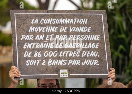 Francia, Var, Nizza, un manifestante dal L214 Animal Welfare Association sventolato un segno con uno slogan contro il consumo eccessivo di carne durante il clima marzo sabato 21 settembre 2019 Foto Stock