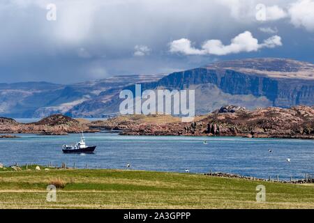 Regno Unito, Scozia, Highland, Ebridi Interne,l'Ross di Mull nell estremo sud-ovest dell'isola di Mull visto di Iona Foto Stock