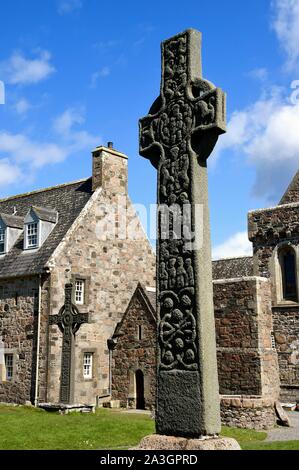 Regno Unito, Scozia, Highland, Ebridi Interne, Isola di Iona rivolta verso l'Isle of Mull, St. Martin's Cross (datato al VIII secolo) nella parte anteriore di Iona abbazia fondata da San Colombano nel VI secolo, san Giovanni della Croce (copy) in background Foto Stock