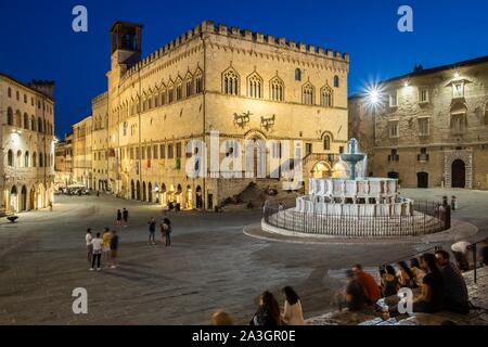 La gente al tramonto in Piazza IV Novembre e Fontana Maggiore di fronte al Palazzo dei Priori, Perugia, Umbria, Italia Foto Stock