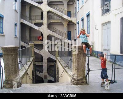 Lione, foto di vita prima di Lione, relazione famiglia Rochat, Emile e Eliot nel distretto di Croix Rousse, Traboule des Voraces Foto Stock