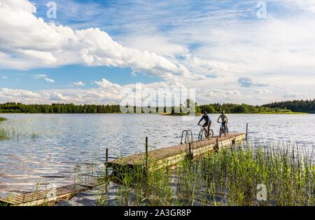 La Svezia, nella contea di Vastra Gotaland, Hokerum, Ulricehamn borgo, Rochat relazione familiare, in bicicletta vicino alla casa per Eliot e Pierre Foto Stock