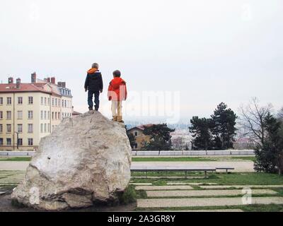 Lione, foto di vita prima di Lione, relazione famiglia Rochat, Emile e Eliot nel distretto di Croix Rousse sul Le Gros Caillou Foto Stock