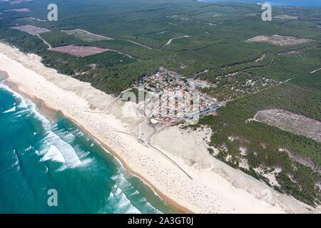 Francia, Gironde, Carcans, Carcans Plage, la spiaggia e le dune e la foresta di pini (vista aerea) Foto Stock