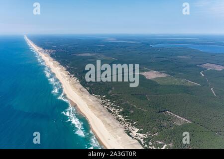 Francia, Gironde, Lacanau, Lacanau Oc?Un, la spiaggia e le dune e il bosco (vista aerea) Foto Stock