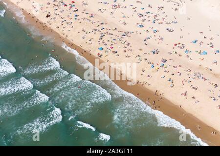 Francia, Gironde, Lacanau, Lacanau Oc?Un, la spiaggia in estate (vista aerea) Foto Stock