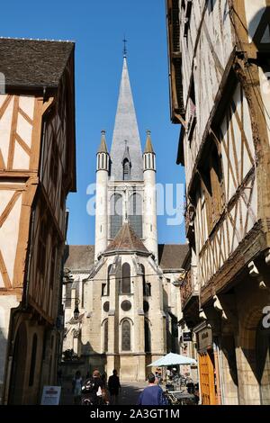 Francia, Cote d'Or, Dijon, zona elencata come patrimonio mondiale dall' UNESCO, alla chiesa di Notre Dame torre e metà case con travi di legno Foto Stock