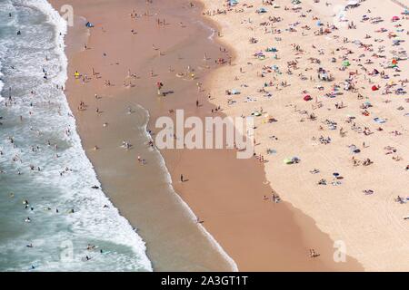 Francia, Gironde, Lacanau, Lacanau Oc?Un, la spiaggia in estate (vista aerea) Foto Stock