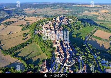 Francia, Yonne, Parc Naturel Regional du Morvan (Parco Naturale Regionale del Morvan), Vezelay, etichettati Les Plus Beaux Villages de France (i più bei villaggi di Francia), Vezelay la chiesa e la collina elencati come patrimonio mondiale dall' UNESCO (vista aerea) Foto Stock