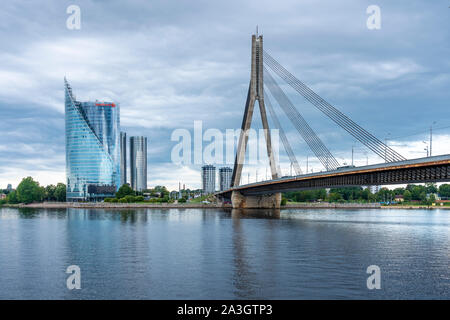 Un ponte sul fiume Daugava a Riga, Lettonia. Foto Stock