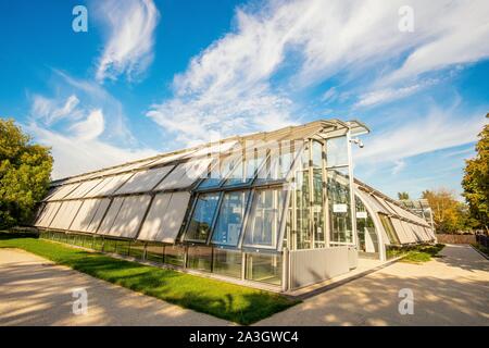 Francia, Parigi, Auteuil, un campo da tennis circondato da serre tropicali Foto Stock