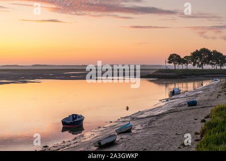 Francia, Somme, Somme Bay, riserva naturale della Baia della Somme, Saint Valery sur Somme, le banchine lungo il canale della Somme al mattino presto con le imbarcazioni utilizzate dai cacciatori per attraversare il fiume Foto Stock