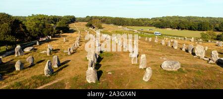 Francia, Morbihan, Carnac, fila di megalitico pietre permanente presso Kermario (vista aerea) Foto Stock