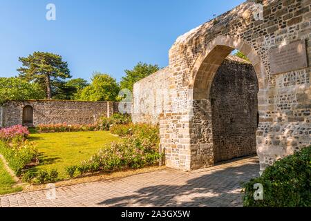 Francia, Somme, Somme Bay, Saint Valery sur Somme, le altezze della città medievale presso la Porte Guillaume chiamati anche Porte du Haut o Porte Jeanne d'Arc a ricordo del suo passaggio attraverso questa porta nel dicembre 1430 prima di andare a Rouen per essere giudicato Foto Stock