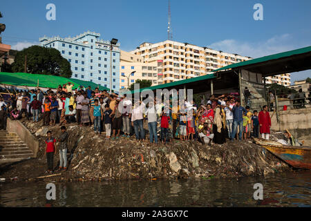 Dacca in Bangladesh - ottobre 08 : bangladese devoti indù immergere idolo di argilla della dea Indù Durga nell ultimo giorno di Durga Puja festival Foto Stock