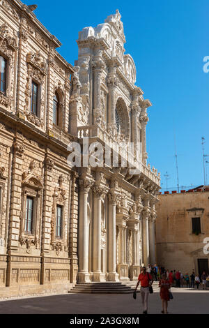 Il Palazzo del Governo e la Basilica di Santa Croce (Chiesa di Santa Croce in Via Umberto I a Lecce, Puglia (Puglia) nel Sud Italia Foto Stock