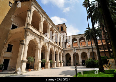 Italia, Roma, Palazzo Venezia, cortile, giardini e loggia Foto Stock