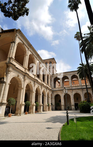 Italia, Roma, Palazzo Venezia, cortile e loggia Foto Stock