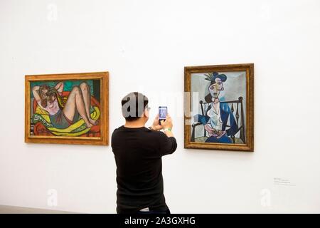 In Germania, in Baviera, Monaco di Baviera, arte moderna Pinacotheca (Pinakothek der Moderne) inaugurato nel 2002 dall'architetto Stefan Braunfels, Donna con mandolino in giallo e rosso di Max Beckmann, 1950 e posti a sedere donna di Pablo Picasso, 1921 Foto Stock