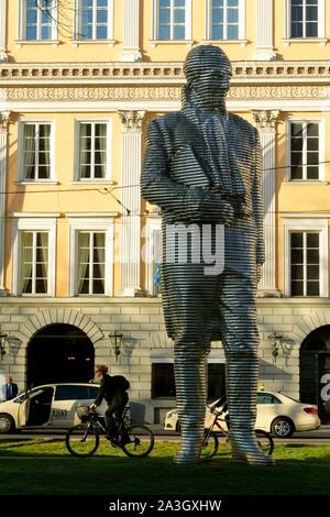 In Germania, in Baviera, Monaco di Baviera, Promenadeplatz, statua di Massimiliano Giuseppe Graf Von Montgelas dall'artista Karin Sander Foto Stock