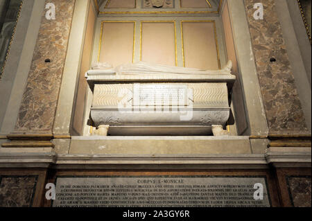 Italia, Roma, Basilica di Sant'Agostino, Cappella di Santa Monica, sarcofago romano, la parte superiore fu scolpita da Isaia da Pisa (1455 d.C.) Foto Stock