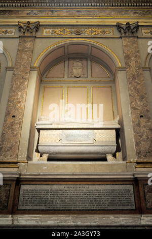 Italia, Roma, Basilica di Sant'Agostino, Cappella di Santa Monica, sarcofago romano, la parte superiore fu scolpita da Isaia da Pisa (1455 d.C.) Foto Stock